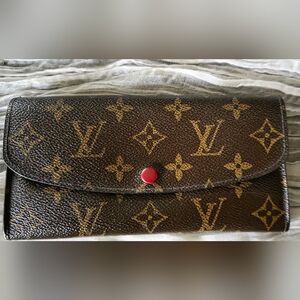 Authentic Louis Vuitton Fushsia Sarah Wallett. With Chain